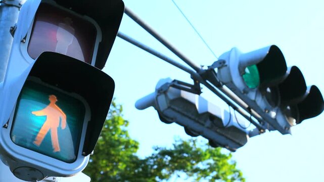 信号機 赤から青へ