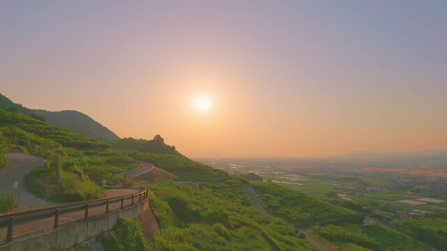 黄金色の夕日に照らされる広大な筑後平野と美しい新緑の樹木（福岡県うきは市）
