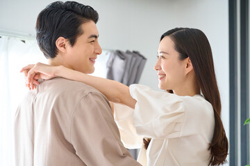 Obraz premium 見つめ合ってハグをする仲良し夫婦