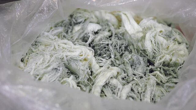 traditional Turkish cheese, particularly famous in Erzurum and Kars. It is made by allowing blue mold to naturally grow on string cheese