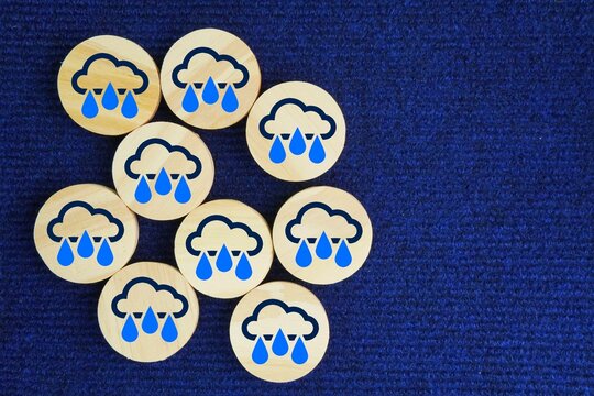 Wooden circle with rain cloud icon. motif commonly used for weather apps, nursery decor, and eco-friendly. concept of today's weather study