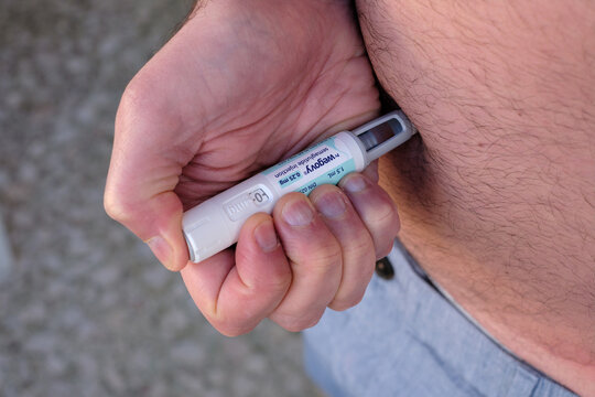 Man injecting Wegovy (semaglutide)