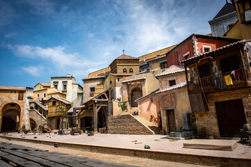 Fototapeta premium Pintorescas calles estrechas en el casco antiguo de la ciudad de Toledo, Patrimonio de la Humanidad, España.
