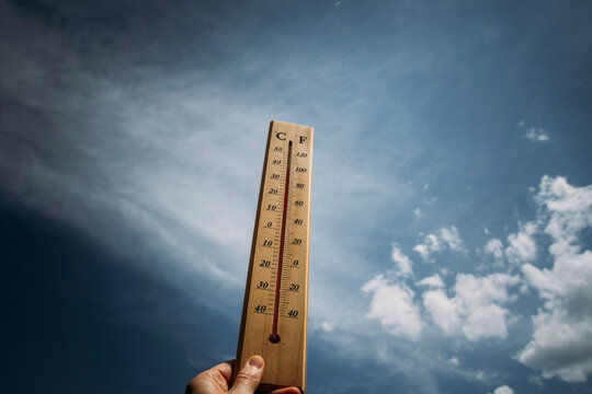 Thermometer over 38 degrees, summer heat wave
