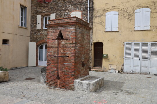 Vieille fontaine, ville de Grimaud, d&eacute;partement du Var, France