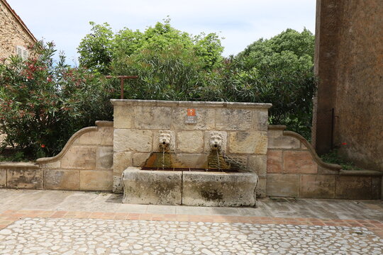 Vieille fontaine, ville de Grimaud, d&eacute;partement du Var, France