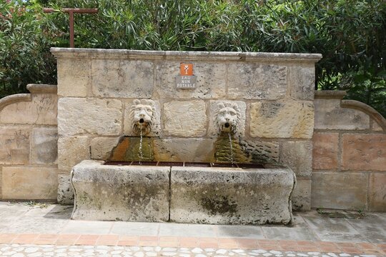 Vieille fontaine, ville de Grimaud, d&eacute;partement du Var, France