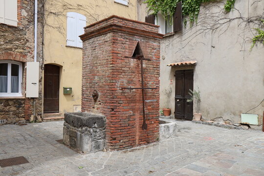 Vieille fontaine, ville de Grimaud, d&eacute;partement du Var, France