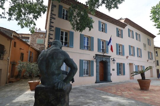 H&ocirc;tel de ville, vue de l'ext&eacute;rieur, ville de Grimaud, d&eacute;partement du Var, France