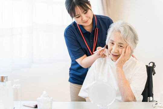 Senior women receiving beauty treatments, home-visit beauty services, and makeup therapy at nursing care facilities.