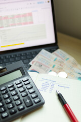 Obraz premium Monthly budget planning with calculator notebook and cash on desk