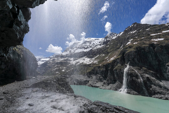Cascades printani&egrave;res au barrage de Mauvoisin.