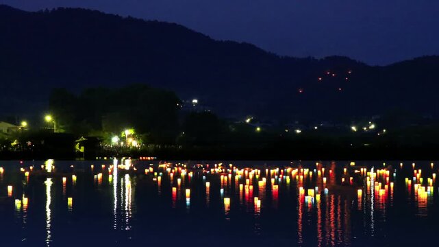 広沢池の灯篭流しと鳥居の送り火