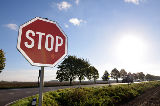 Germany, North Rhine-Westphalia, Grevenbroich, Stop sign at crossing of a country street