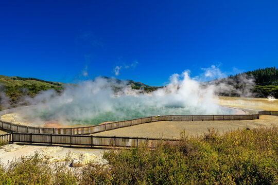 Champagne pool hot spring in wai-o-tapu geothermal park