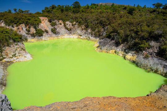 Devil's bath wai-o-tapu geothermal lime green lake