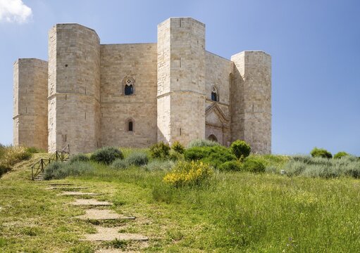 Castel del Monte castle, Hohenstaufen Emperor Frederick II, 1240 - 50, UNESCO World Heritage Site, Barletta-Andria-Trani Province, Apulia, Italy