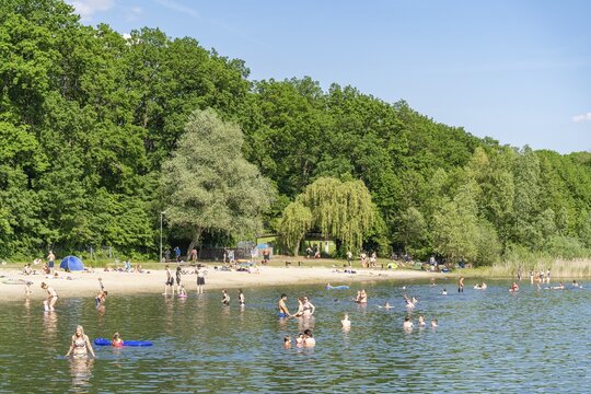 People bathing at the lido at Nymphensee, Brieselang, Havelland, Brandenburg, Germany