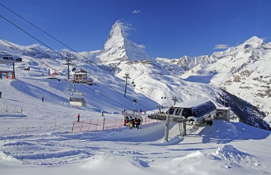 Ski area Riffelberg with chairlift, in the back Matterhorn 4478m, Zermatt, Mattertal, Valais, Switzerland