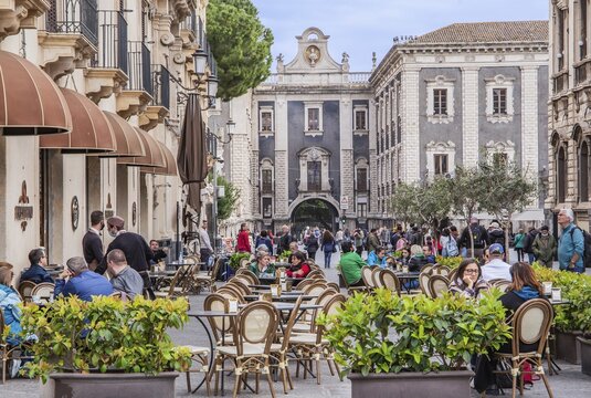 Street caf&eacute; on the Via Etnea with the Porta Uzeda, Catania, east coast, Sicily, Italy