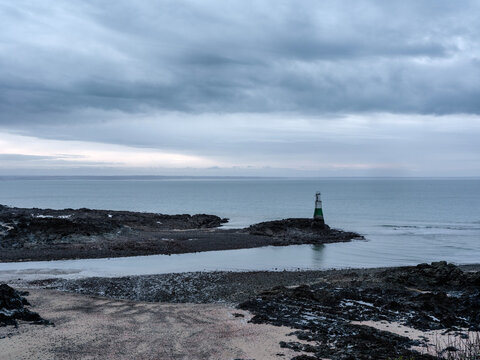 Le phare &agrave; la sortie du port de Dahou&euml;t &agrave; Pl&eacute;neuf-Val-Andr&eacute;