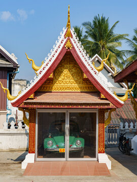 Structure abritant la voiture coccinelle offerte au moine (temple Wat Saen Sukharam)