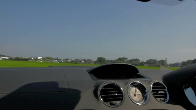 スポーツカーのフロントウインドウ越しに見える風景