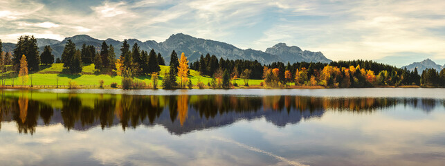 Im beginnenden Herbst spiegeln sich die Allgäuer Alpen auf der Wasseroberfläche des Hegratsrieder Weiher © Wolfilser