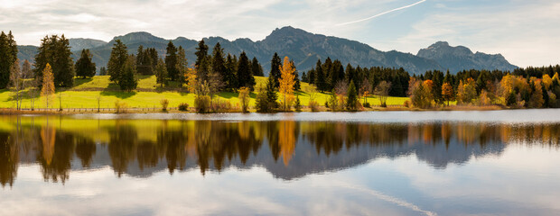 Im beginnenden Herbst spiegeln sich die Allgäuer Alpen auf der Wasseroberfläche des Hegratsrieder Weiher © Wolfilser