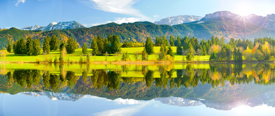Im beginnenden Herbst spiegeln sich die Allgäuer Alpen auf der Wasseroberfläche des Hegratsrieder Weiher © Wolfilser