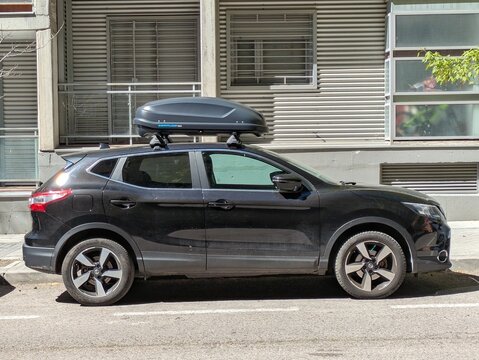 Vista lateral de un autom&oacute;vil Nissan Qashqai con cofre de techo aparcado en una calle de Madrid, Espa&ntilde;a, 31 de marzo de 2026