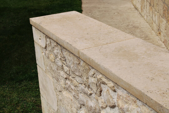 Margelle, couvertine, dessus de mur en pierre