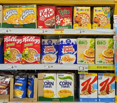 Coloridos paquetes de cart&oacute;n de cereales corn flakes de varias marcas, en estanter&iacute;a de supermercado Supeco de Madrid, Espa&ntilde;a, 1 de abril de 2026	