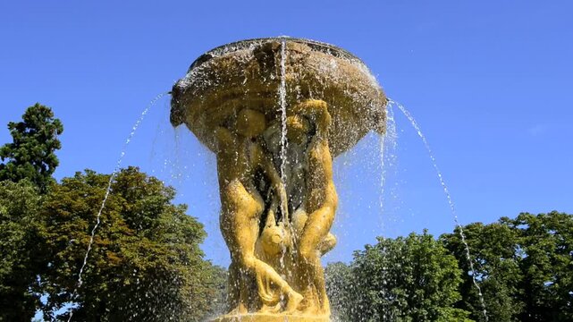 パリの街角の青空に映える噴水