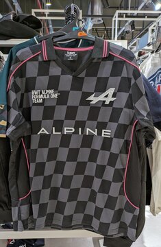 Camisa polo de manga corta con patr&oacute;n cuadriculado y mallas laterales para refrigeraci&oacute;n, merchandising oficial del equipo BWT Alpine F1, en tienda Primark de Madrid, Espa&ntilde;a, 2 de abril de 2026