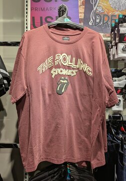 Camiseta de manga corta estilo rockero, con The Rolling Stones en tipograf&iacute;a retro y el logo de la lengua, en tienda Primark de Madrid, Espa&ntilde;a, 2 de abril de 2026
