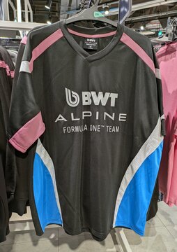 Camiseta deportiva de manga corta con detalles en azul y rosa, merchandising oficial del equipo BWT Alpine F1, en tienda Primark de Madrid, Espa&ntilde;a, 2 de abril de 2026