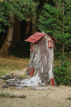 Tronco, toc&oacute;n, &aacute;rbol, madera, corteza, casa, casita, miniatura, maqueta, tejado, rojo, ventanas, puertas, decoraci&oacute;n, artesan&iacute;a, fantas&iacute;a, duendes, hadas, bosque, jard&iacute;n, naturaleza, exterior