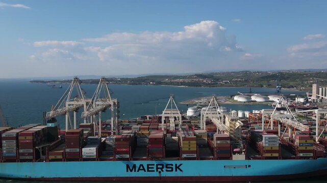 Long static hyperlapse of Maersk unloading at full berth