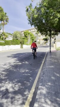 Ciclista senior en bicicleta mayor biker pedaleando bicycle subiendo cuesta arriba viejo en ejercicio aer&oacute;bico cardiovascular saludable 