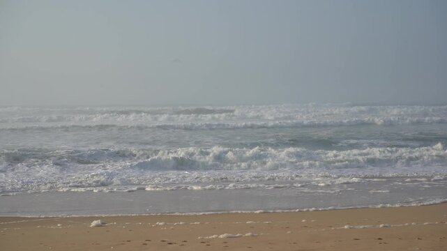 Vagues de l&rsquo;oc&eacute;an Atlantique sur la plage de Soustons dans les Landes