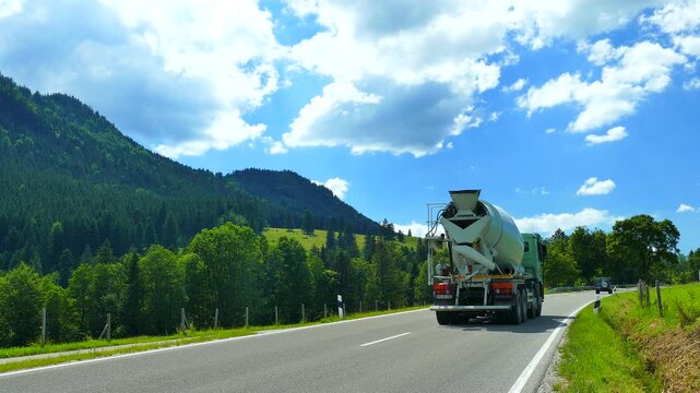 ホフェン湖の近くの森と道と車とオートバイ