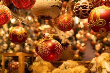 Obraz premium Beautiful Christmas baubles with traditional ornaments, cozy and warm Christmas card