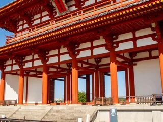 Fotobehang Bruin 青空に映える奈良の歴史遺産・平城宮跡の朱雀門（世界遺産・古都奈良の文化財・観光名所・日本の伝統建築・風景素材）  © kinomin