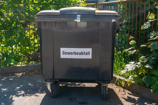 Schwarze M&uuml;lltonne mit der Aufschrift Gewerbeabf&auml;lle