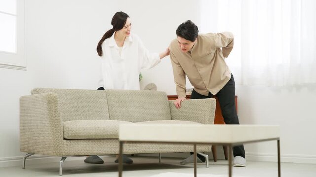 模様替えをしていたらぎっくり腰になった男性
