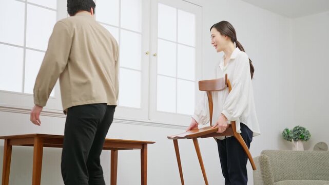 新居に家具を配置するカップル
