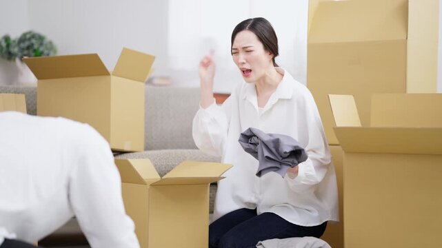出て行く彼女を引き止める男性