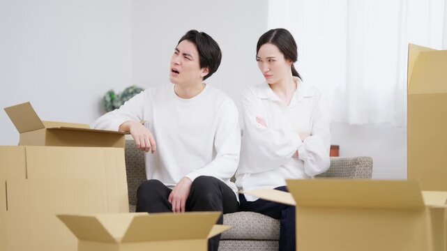 出て行く彼女を引き止める男性