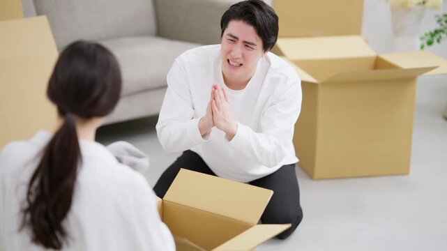 出て行く彼女を引き止める男性
